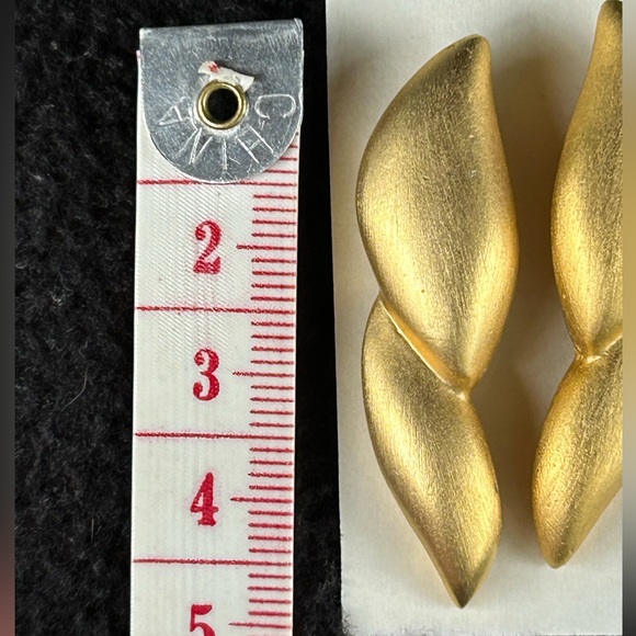 Gold Tone Spiral Shell Pierced Earrings Twisted Rope Elegant Dangle - Picture 3 of 3